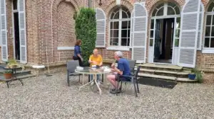 met het mes op tafel sccène.webp